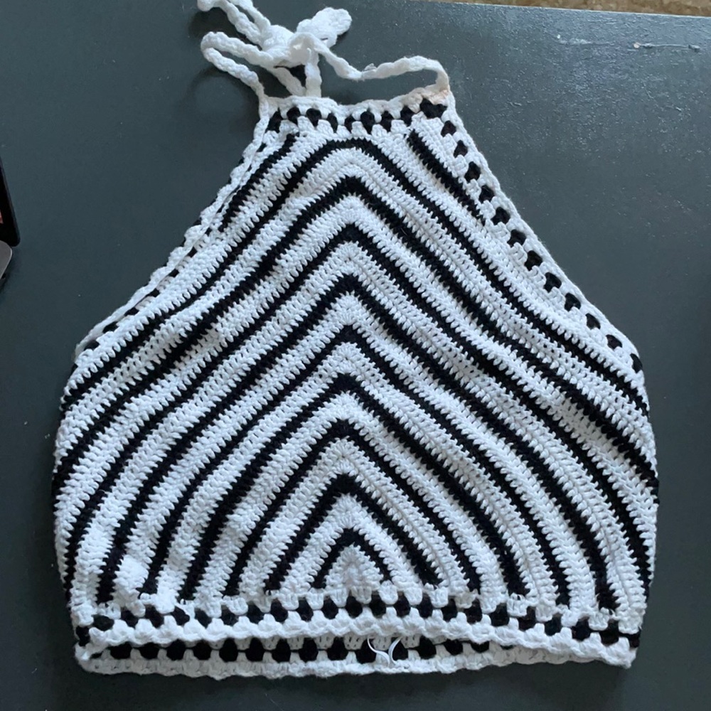 F21 black and white Crotchet crop top